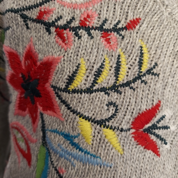 Love By Design Sweater with embroidered flowers Size Small - Picture 4 of 5